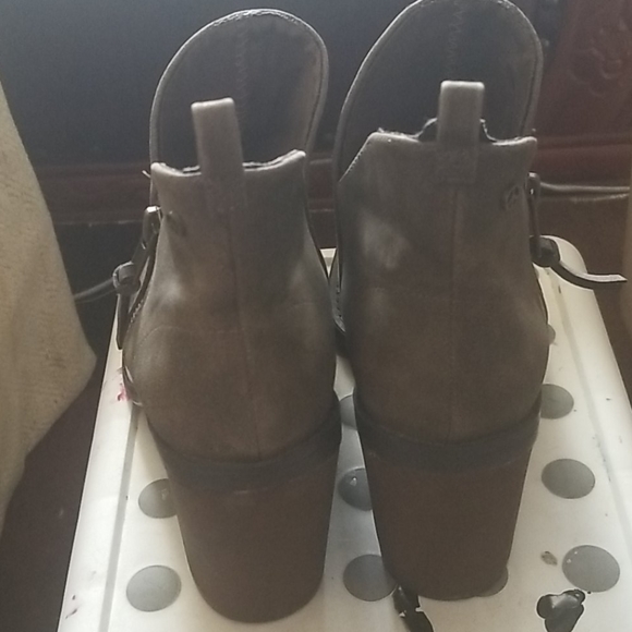 Barely worn heeled boots - Picture 2 of 8